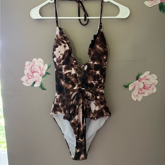 Women’s size medium one piece swim suit never worn - Picture 2 of 8